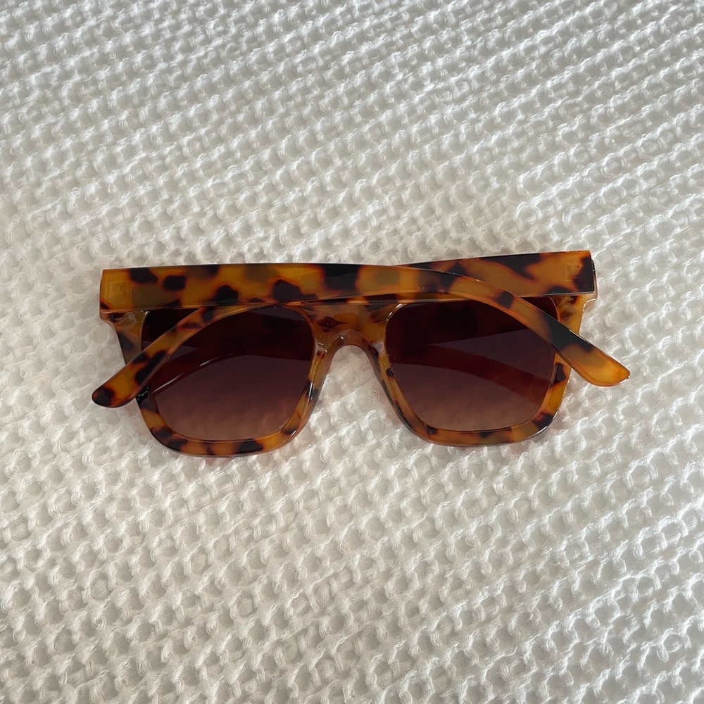 Altar’d State Tortoise Sunglasses - Picture 6 of 6